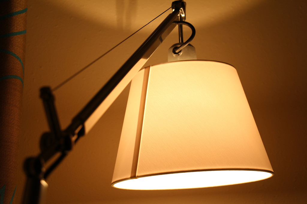 Lichtstimmung im Innern eines Motel One Hotelzimmers