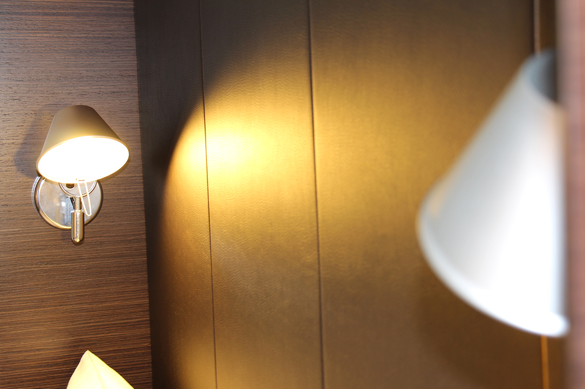 LIFEGUIDER Lichtstimmung im Innern eines Motel One Hotelzimmers